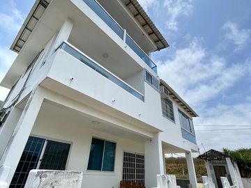 Punta Blanca, 2 casas adosadas con vista al mar, en venta.