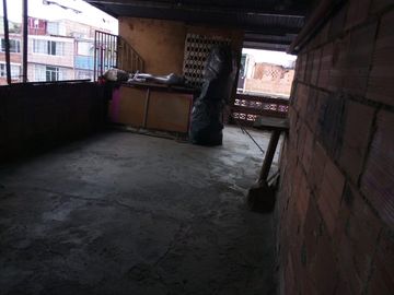 SE VENDE  CASA  BARRIO ROMA PROPIA COMERCIO 3 PISOS 6:00 Frente X 12:00  Fondo KENNEDY BOGOTA.