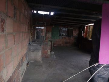 SE VENDE  CASA  BARRIO ROMA PROPIA COMERCIO 3 PISOS 6:00 Frente X 12:00  Fondo KENNEDY BOGOTA.