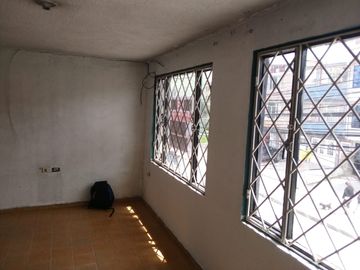 SE VENDE  CASA  BARRIO ROMA PROPIA COMERCIO 3 PISOS 6:00 Frente X 12:00  Fondo KENNEDY BOGOTA.