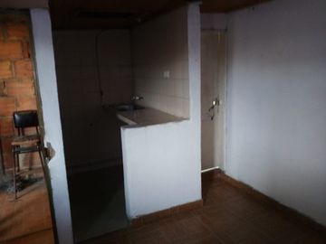 SE VENDE  CASA  BARRIO ROMA PROPIA COMERCIO 3 PISOS 6:00 Frente X 12:00  Fondo KENNEDY BOGOTA.