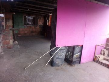 SE VENDE  CASA  BARRIO ROMA PROPIA COMERCIO 3 PISOS 6:00 Frente X 12:00  Fondo KENNEDY BOGOTA.