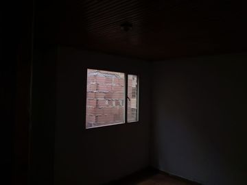 SE VENDE  CASA  BARRIO ROMA PROPIA COMERCIO 3 PISOS 6:00 Frente X 12:00  Fondo KENNEDY BOGOTA.