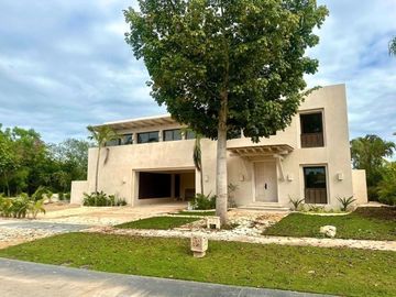 CASA EN VENTA, YUCATAN COUNTRY CLUB, FRENTE AL CAMPO DE GOLF
