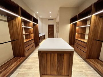 CASA EN VENTA, YUCATAN COUNTRY CLUB, FRENTE AL CAMPO DE GOLF
