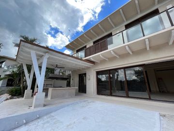 CASA EN VENTA, YUCATAN COUNTRY CLUB, FRENTE AL CAMPO DE GOLF