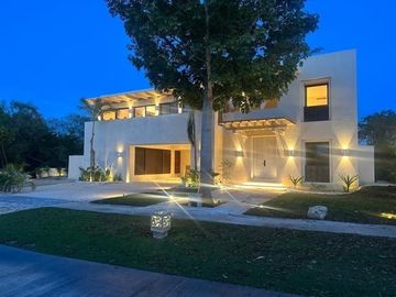 CASA EN VENTA, YUCATAN COUNTRY CLUB, FRENTE AL CAMPO DE GOLF