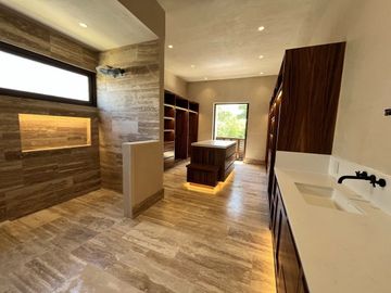 CASA EN VENTA, YUCATAN COUNTRY CLUB, FRENTE AL CAMPO DE GOLF