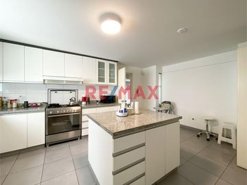 ✨ Descubre tu nuevo hogar en el corazón de Santiago de Surco. Presentamos un exclusivo departamento con espacios amplios y acabados de primera. Ubicad