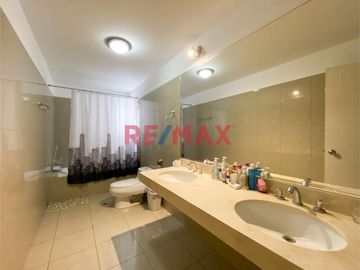✨ Descubre tu nuevo hogar en el corazón de Santiago de Surco. Presentamos un exclusivo departamento con espacios amplios y acabados de primera. Ubicad