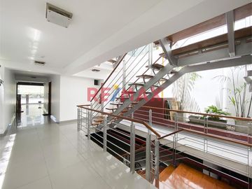 ✨ Descubre tu nuevo hogar en el corazón de Santiago de Surco. Presentamos un exclusivo departamento con espacios amplios y acabados de primera. Ubicad