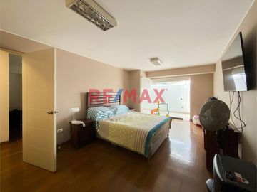 ✨ Descubre tu nuevo hogar en el corazón de Santiago de Surco. Presentamos un exclusivo departamento con espacios amplios y acabados de primera. Ubicad