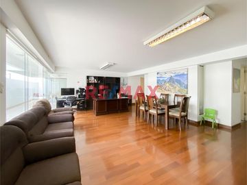 ✨ Descubre tu nuevo hogar en el corazón de Santiago de Surco. Presentamos un exclusivo departamento con espacios amplios y acabados de primera. Ubicad