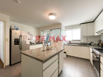 ✨ Descubre tu nuevo hogar en el corazón de Santiago de Surco. Presentamos un exclusivo departamento con espacios amplios y acabados de primera. Ubicad
