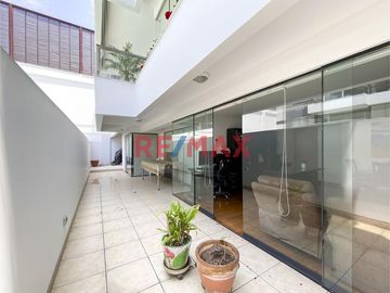 ✨ Descubre tu nuevo hogar en el corazón de Santiago de Surco. Presentamos un exclusivo departamento con espacios amplios y acabados de primera. Ubicad