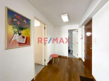 ✨ Descubre tu nuevo hogar en el corazón de Santiago de Surco. Presentamos un exclusivo departamento con espacios amplios y acabados de primera. Ubicad