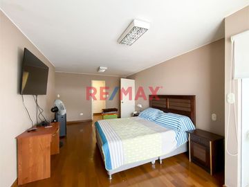 ✨ Descubre tu nuevo hogar en el corazón de Santiago de Surco. Presentamos un exclusivo departamento con espacios amplios y acabados de primera. Ubicad