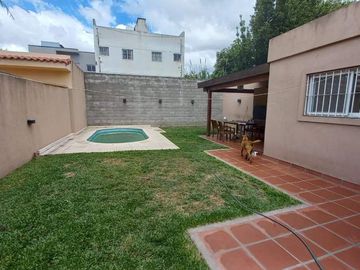 Casa Fondo en venta en Villa Luzuriaga