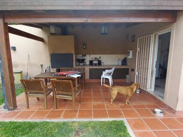 Casa Fondo en venta en Villa Luzuriaga