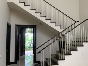 Rumah Mewah Minimalis Siap Huni di Graha Family Surabaya