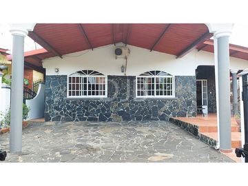 VENTA DE CASA CON PISCINA EN BRISAS DEL GOLF $260,000 #528