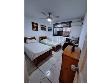 VENTA DE CASA CON PISCINA EN BRISAS DEL GOLF $260,000 #528