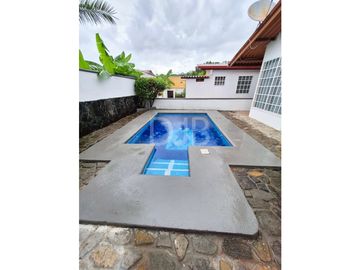 VENTA DE CASA CON PISCINA EN BRISAS DEL GOLF $260,000 #528