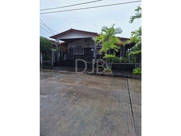 VENTA DE CASA CON PISCINA EN BRISAS DEL GOLF $260,000 #528