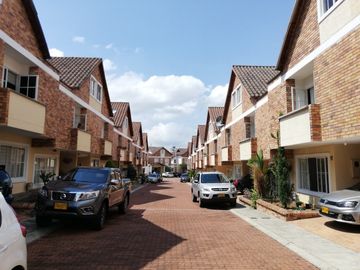 VENDO LINDA CASA REMODELADA Y REFORMADA EN PORTAL DE OVIEDO - ANILLO VIAL
