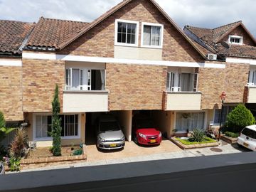 VENDO LINDA CASA REMODELADA Y REFORMADA EN PORTAL DE OVIEDO - ANILLO VIAL