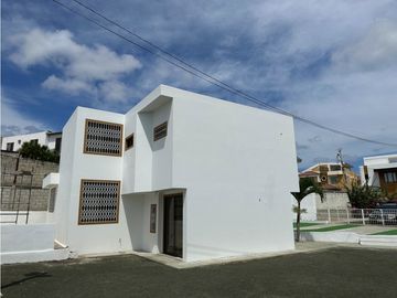 CASA  AMPLIA EN URB MANTA BEACH, MANTA