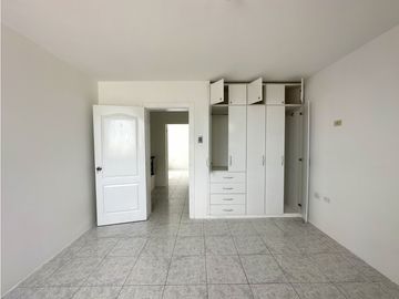 CASA  AMPLIA EN URB MANTA BEACH, MANTA