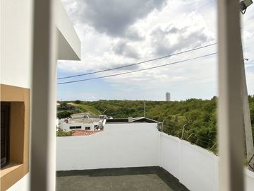 CASA  AMPLIA EN URB MANTA BEACH, MANTA