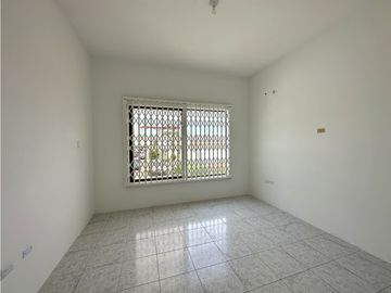 CASA  AMPLIA EN URB MANTA BEACH, MANTA