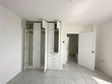 CASA  AMPLIA EN URB MANTA BEACH, MANTA