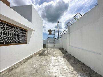 CASA  AMPLIA EN URB MANTA BEACH, MANTA