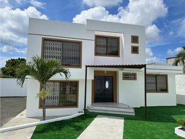 CASA  AMPLIA EN URB MANTA BEACH, MANTA