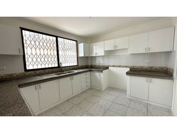 CASA  AMPLIA EN URB MANTA BEACH, MANTA