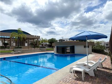 CASA  AMPLIA EN URB MANTA BEACH, MANTA