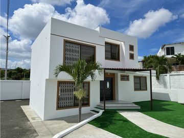 CASA  AMPLIA EN URB MANTA BEACH, MANTA