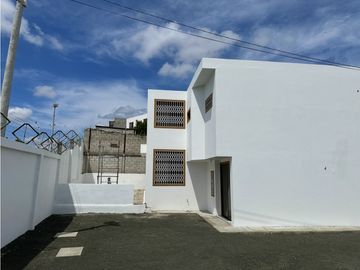 CASA  AMPLIA EN URB MANTA BEACH, MANTA
