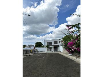 CASA  AMPLIA EN URB MANTA BEACH, MANTA