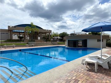 CASA  AMPLIA EN URB MANTA BEACH, MANTA
