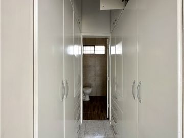 CASA  AMPLIA EN URB MANTA BEACH, MANTA