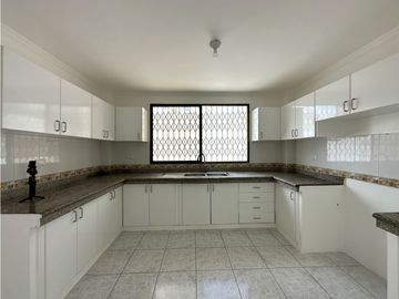 CASA  AMPLIA EN URB MANTA BEACH, MANTA