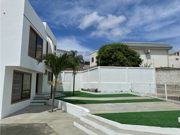 CASA  AMPLIA EN URB MANTA BEACH, MANTA