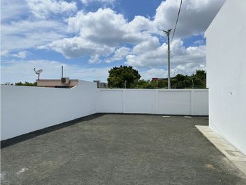 CASA  AMPLIA EN URB MANTA BEACH, MANTA