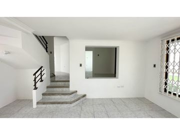 CASA  AMPLIA EN URB MANTA BEACH, MANTA