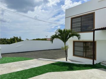 CASA  AMPLIA EN URB MANTA BEACH, MANTA