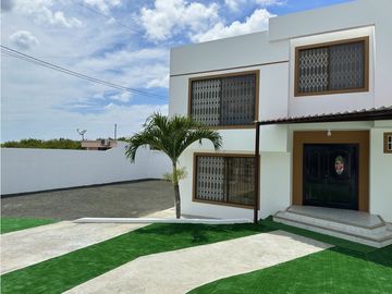 CASA  AMPLIA EN URB MANTA BEACH, MANTA